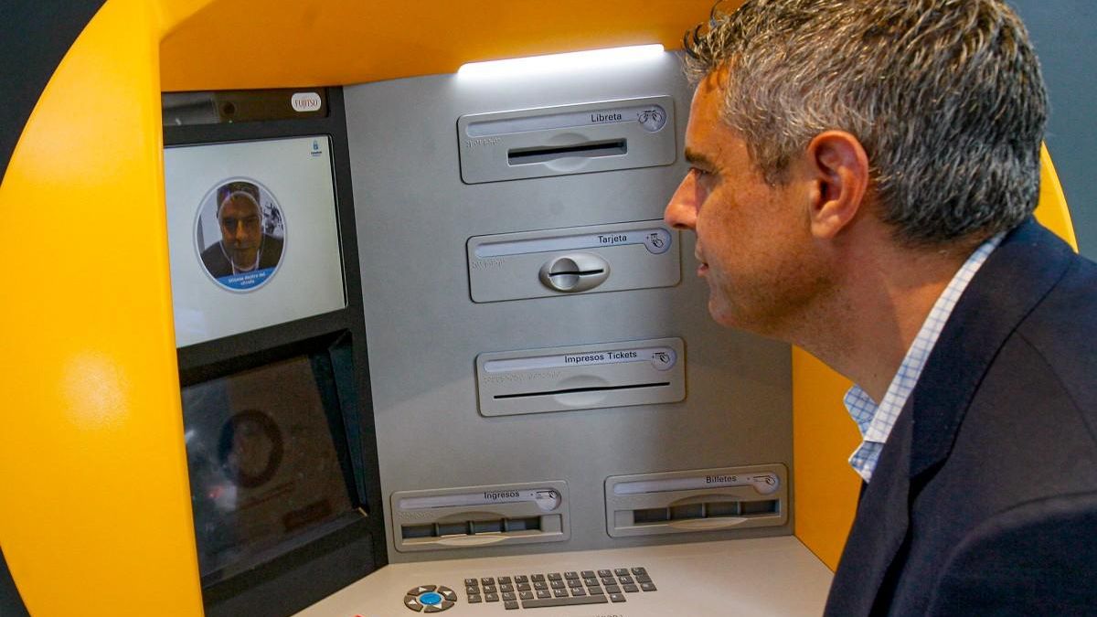 Imagen de un cajero con reconocimiento facial de Caixabank instalado en A Coruña
