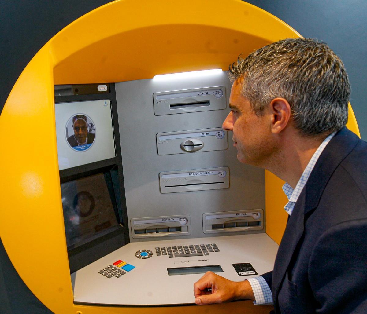 Imagen de un cajero con reconocimiento facial de Caixabank instalado en A Coruña