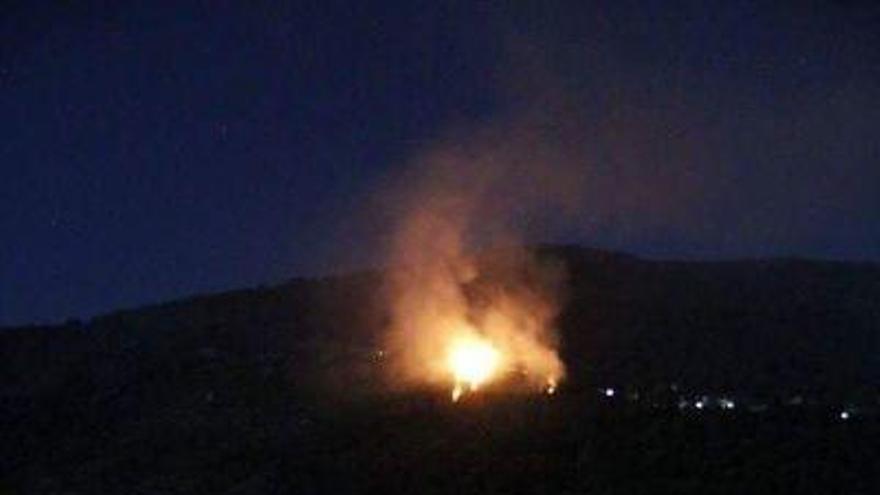 El incendio, captado desde la playa de los Enanos en el Lago de Sanabria