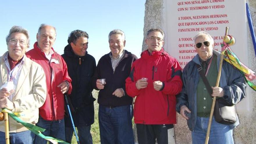 Amigos del Camino de Santiago inauguran un monolito en Castrotorafe