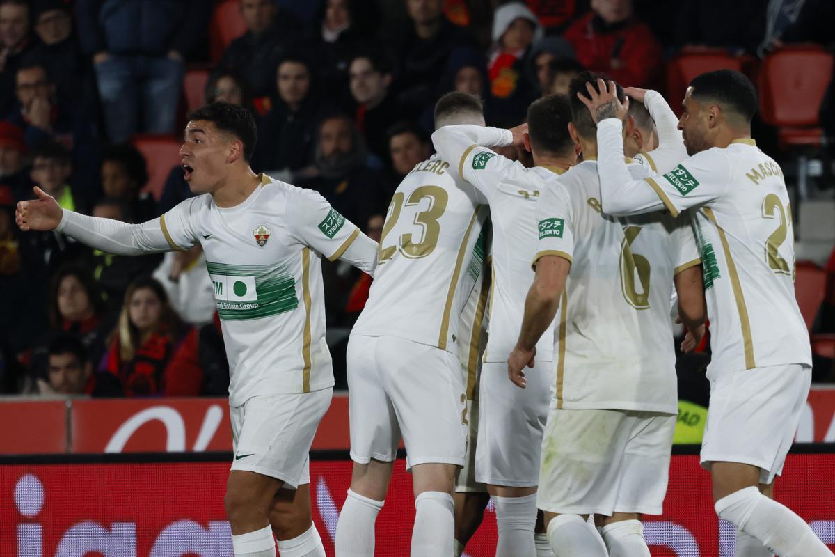 Los jugadores del Elche celebran con Lucas Boyé el gol de la victoria en Mallorca