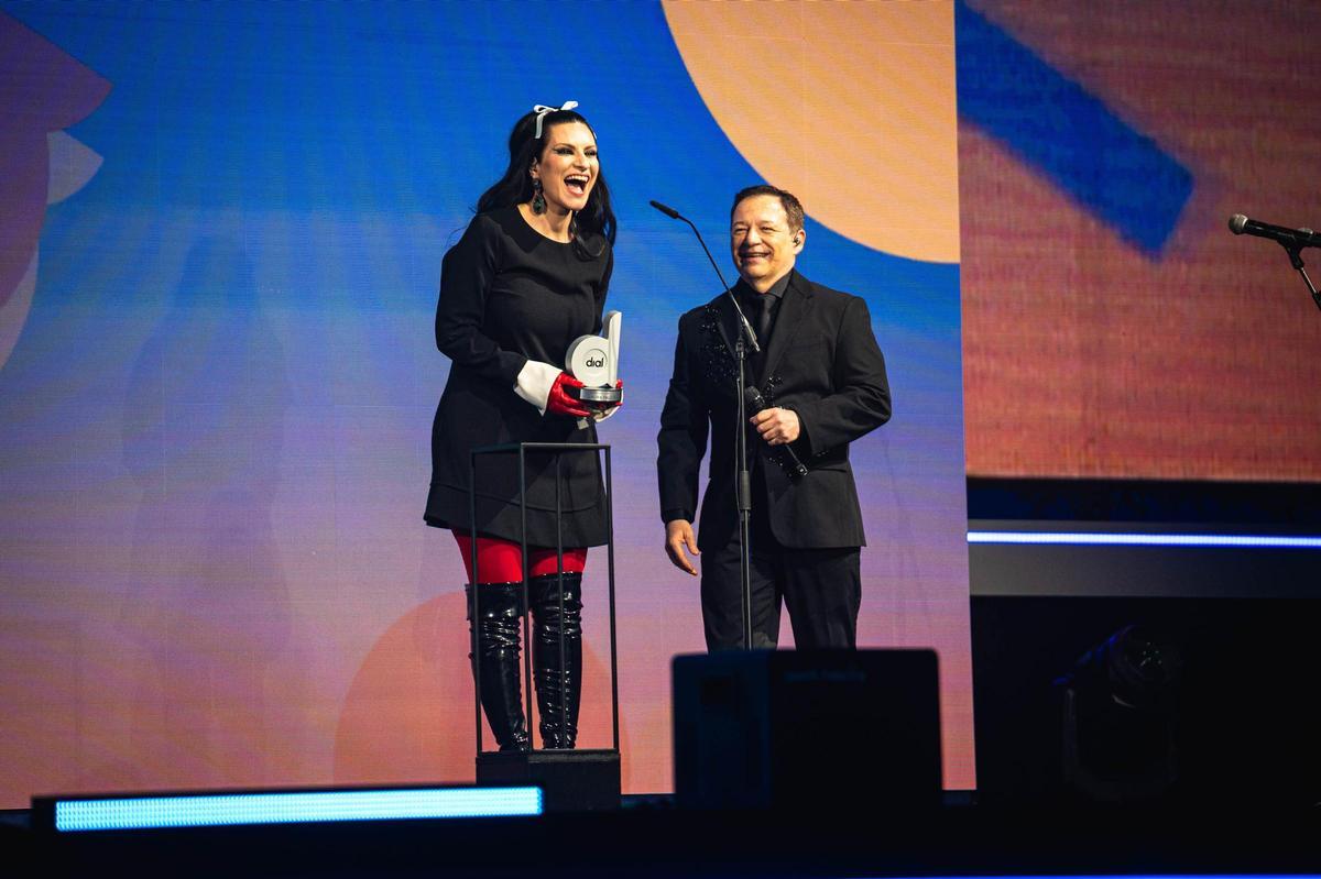 Laura Pausini recibiendo un premio