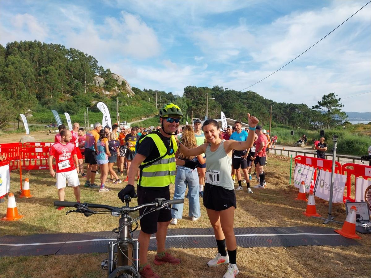 La directora de Deportes de la Diputación de Pontevedra, Xisela Aranda, fue una de las participantes en la prueba. En la imagen saluda antes de la salida a Marcos Torres, uno de los responsables del evento.
