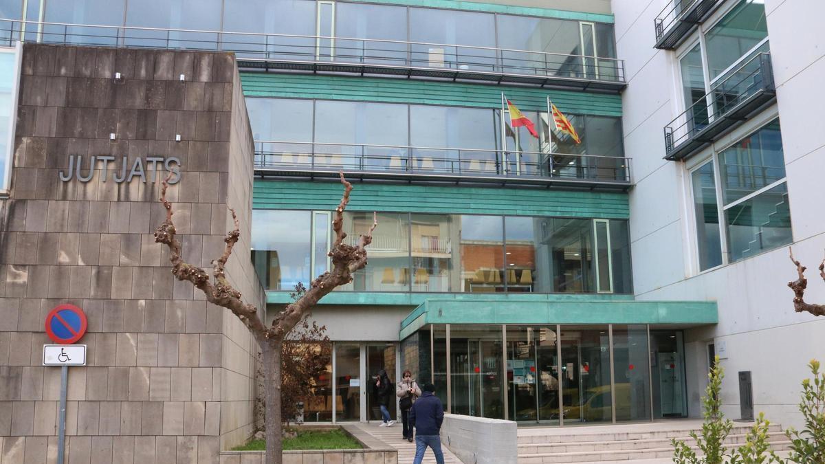 La fachada de la entrada principal de los juzgados de Figueres