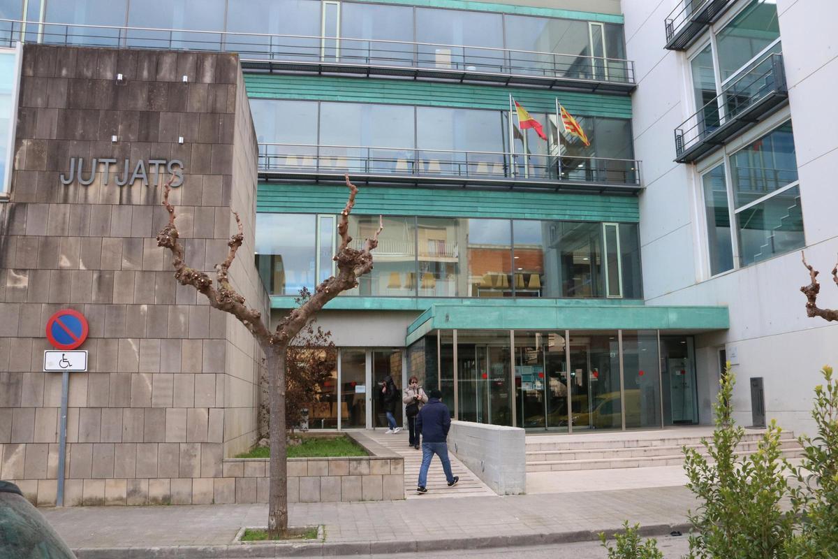La façana de lentrada principal dels jutjats de Figueres