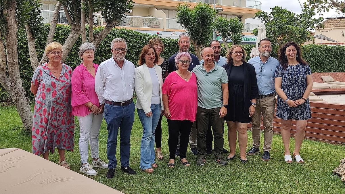 Foto de familia de los doce componentes del nuevo equipo de gobierno de Alcúdia.