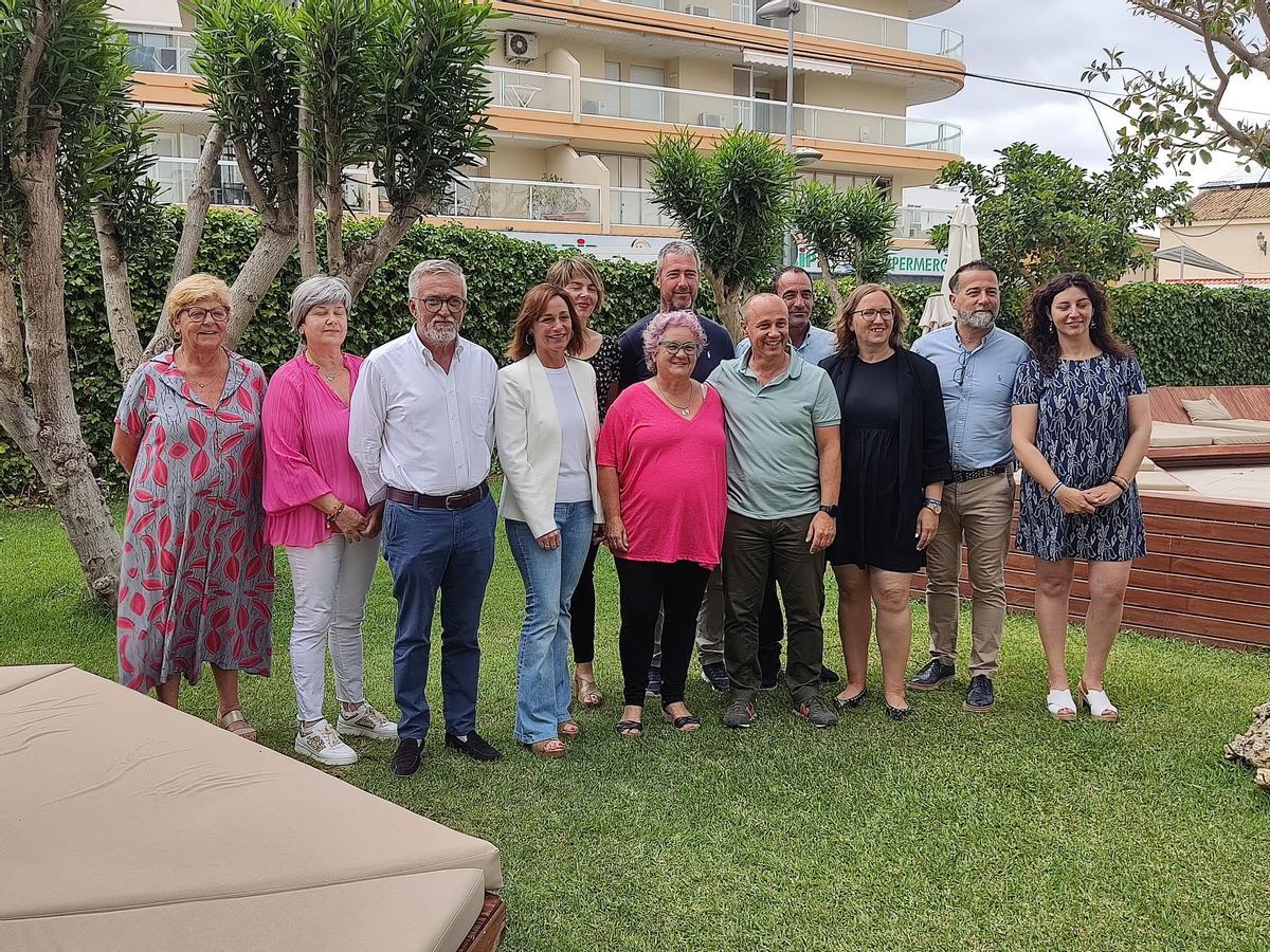 Foto de familia de los doce componentes del nuevo equipo de gobierno de Alcúdia.