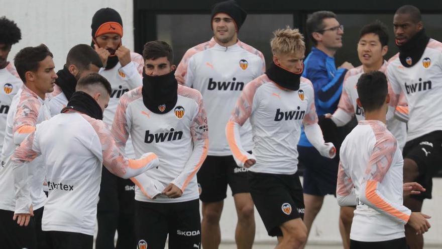 El Valencia entrenó ayer en Paterna en una sesión con más frío de lo habitual.