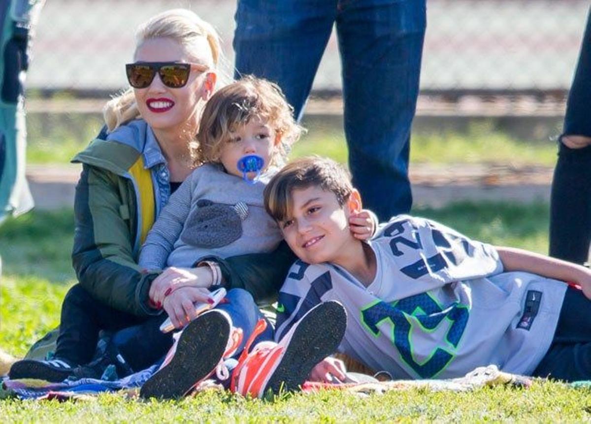 Gwen Stefani con sus hijos Apollo y Kingston viendo el partido de Zuma