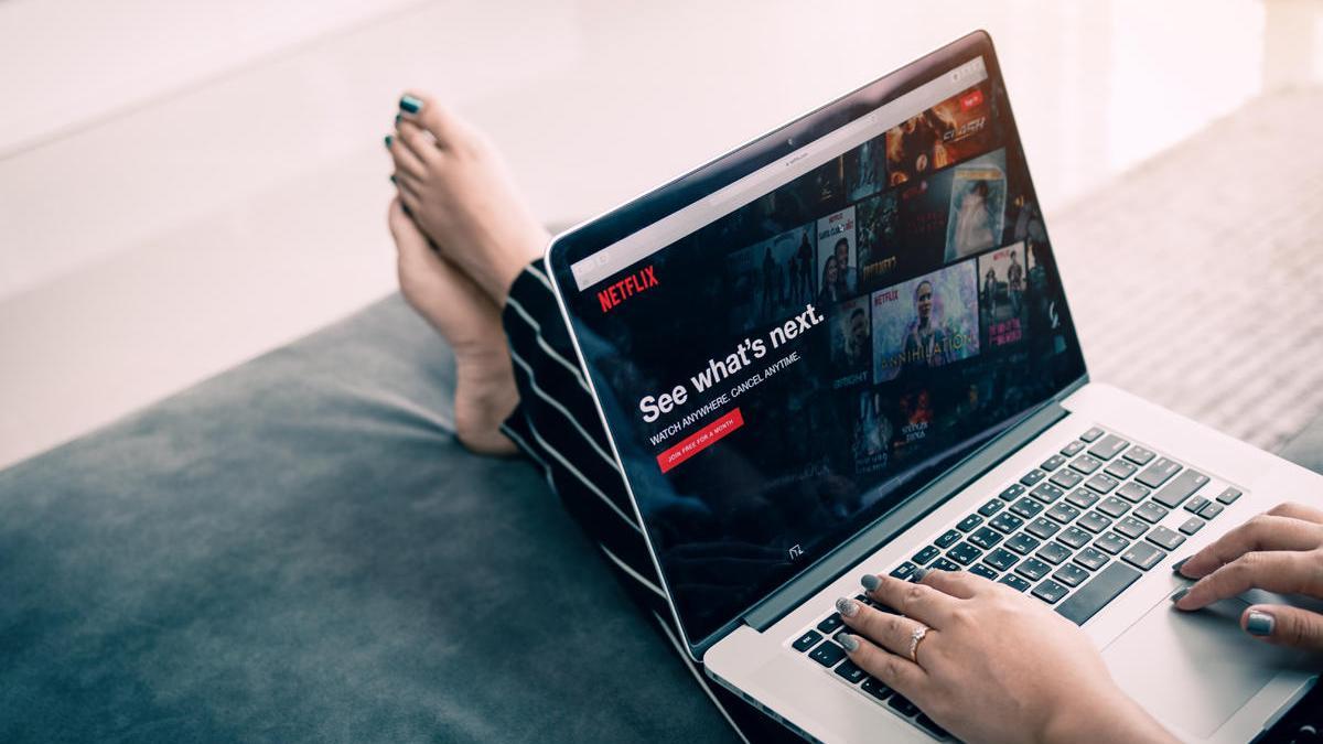 Una persona disfruta de la plataforma Netflix.