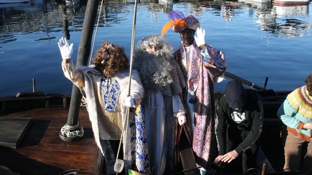 Los Reyes Magos llegaron en barco a Bueu, como todos los años