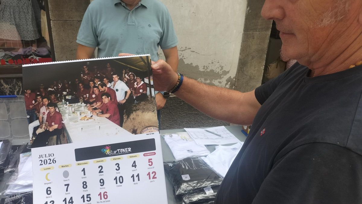 Los socios fundadores de la peña Sarmiento, que vende camisetas desde 1984, en una imagen de archivo.