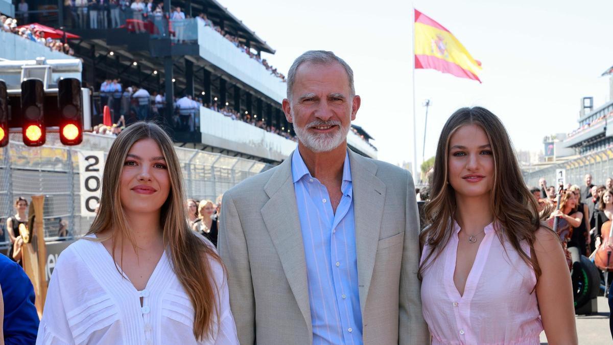 FELIPE VI ALONSO SAINZ | El encuentro de Felipe VI y sus hijas con Fernando Alonso y Carlos Sainz en Madring