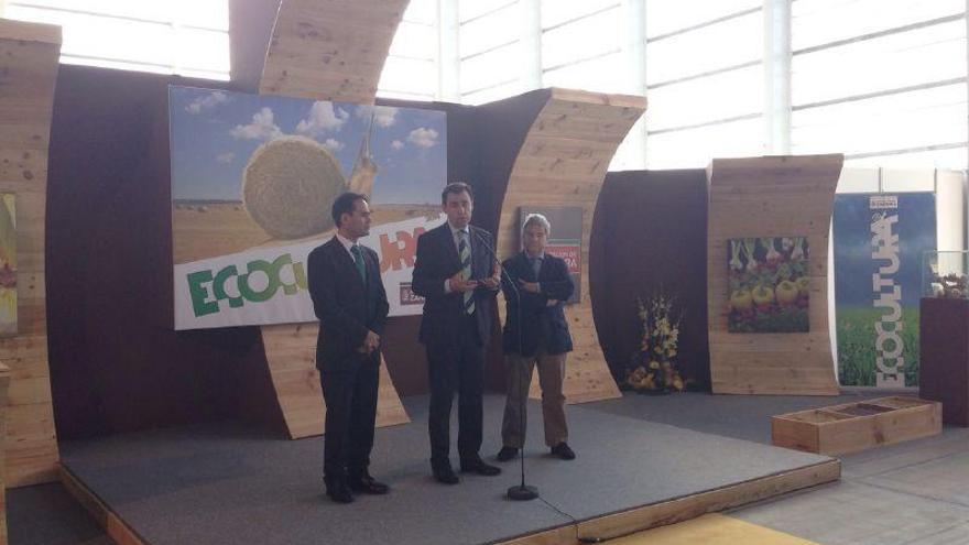 Maíllo, en el centro, con otras autoridades en la inauguración de Ecocultura esta mañana