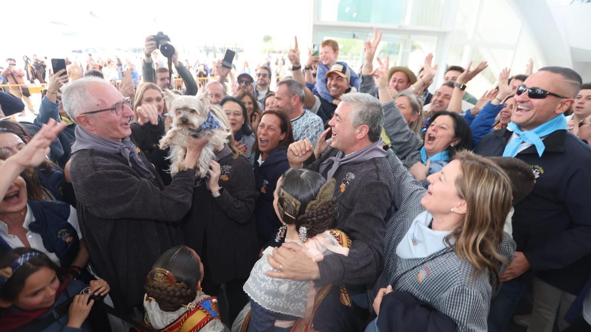 L' Antiga festeja su tercer triunfo consecutivo del Ninot Indultat