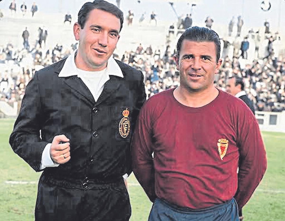 Puskás y el árbitro Cerezuela, en los años 70.