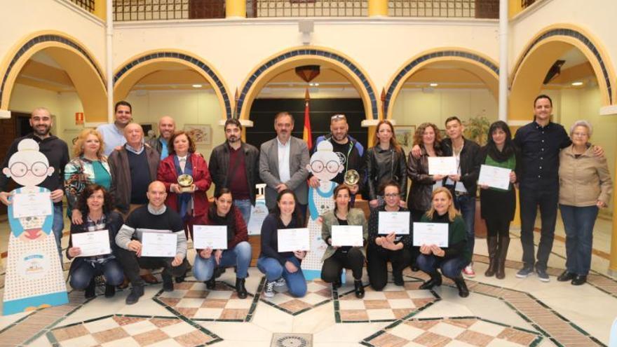 Foto de familia de todos los cocineros distinguidos en el certamen Guisos de la Abuela.