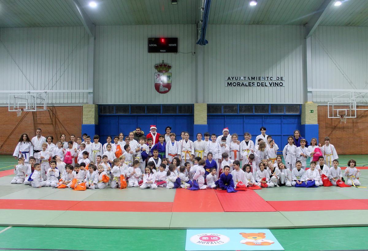 La familia del judo zamorano posa con Papá Noel
