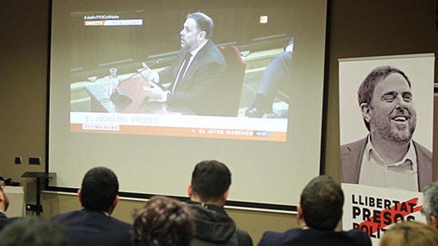 Miembros de ERC siguen en un hotel las palabras de Junqueras.