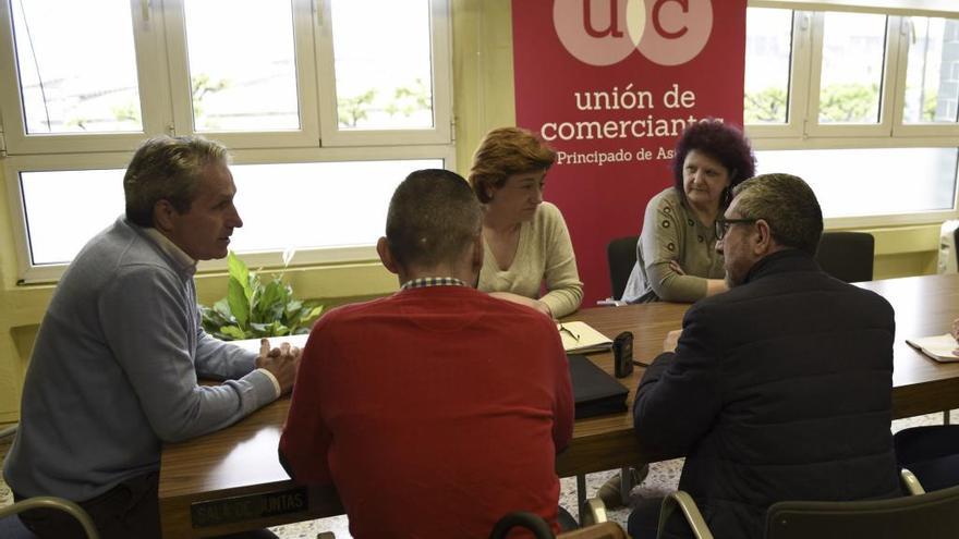 Un momento de la reunión, con Germán Heredia en la cabecera de la mesa y José Carlos Fernández Sarasola primero por la derecha, de espaldas.