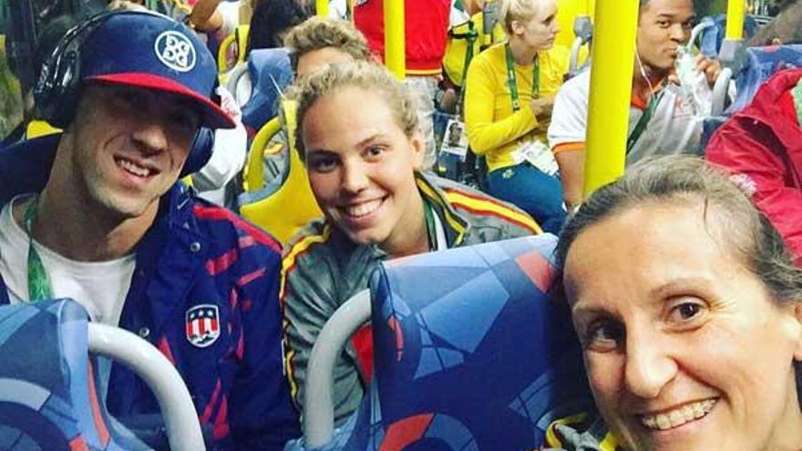 María Vilas comparte asiento con Michael Phelps en los Juegos