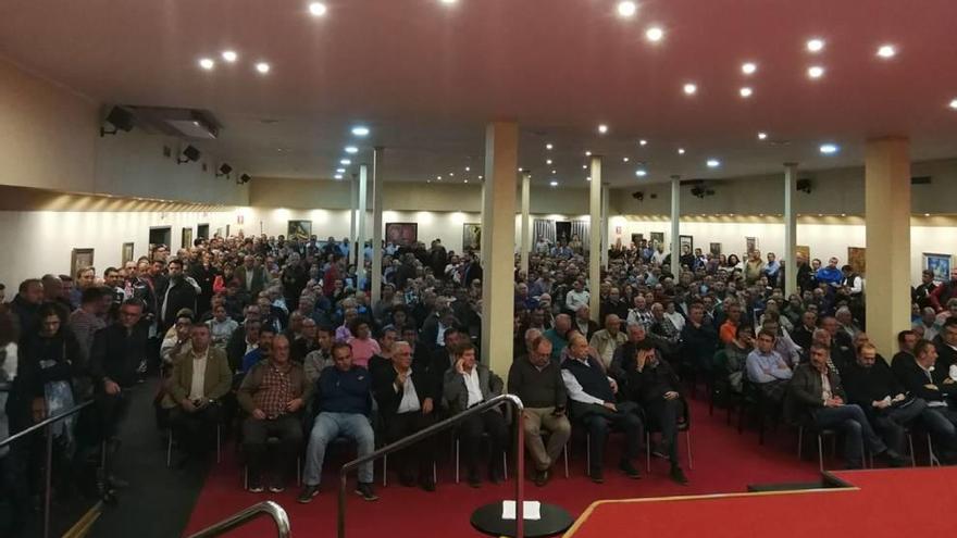 Los agricultores abarrotaron ayer la sala de Ifepa en Torre Pacheco, y entre ellos estuvo el consejero de Agricultura.