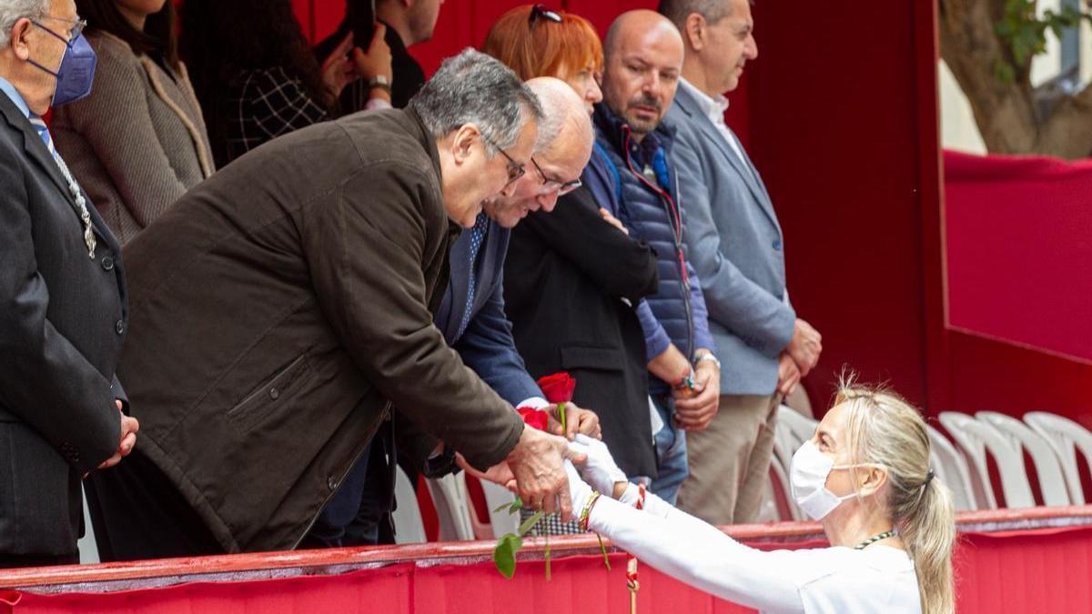 Castedo saluda al único miembro del gobierno municipal en el palco de autoridades al paso de la procesión