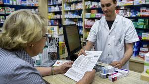  Una paciente muestra su receta en la farmacia para cambiar por la mediacion correspondiente, este viernes en Barcelona.  