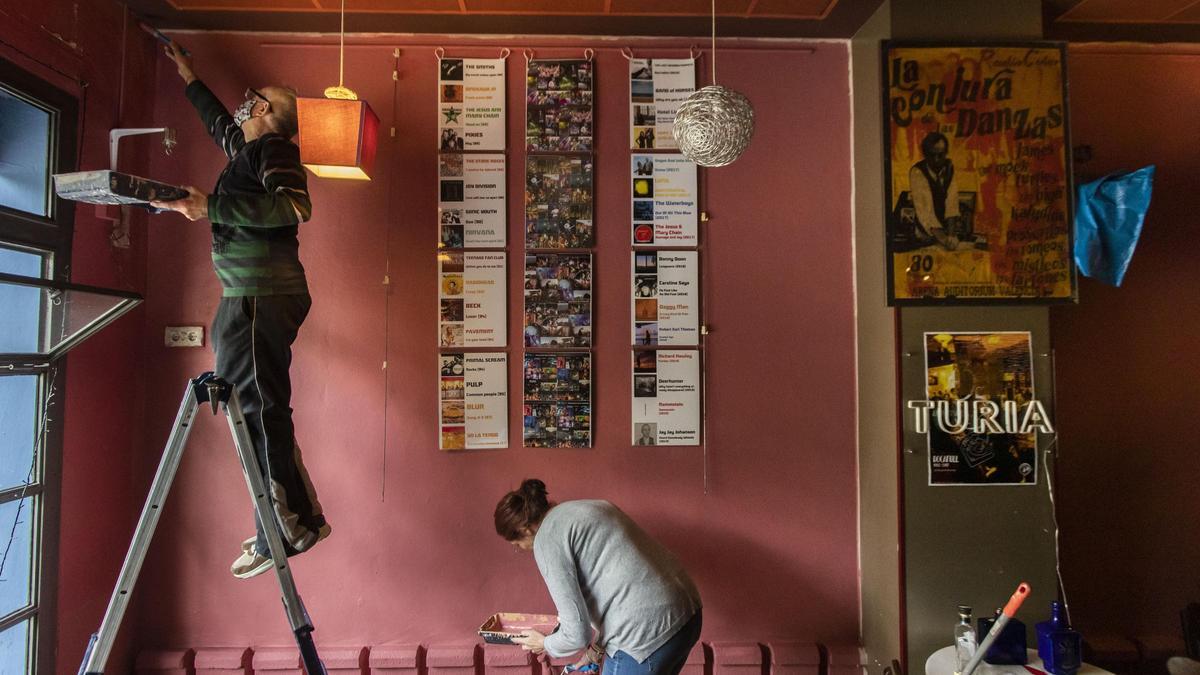 Los propietarios del bar Rocafull se preparan para la reapertura.