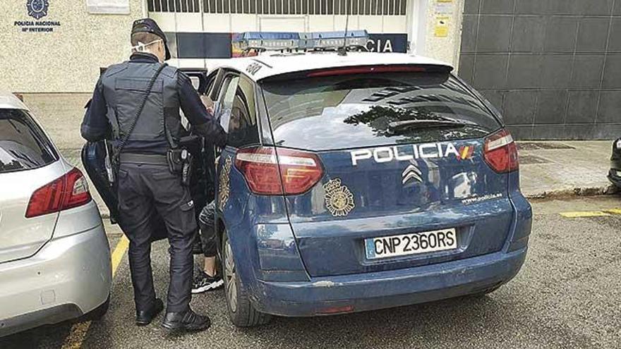 El joven detenido, al ser trasladado a las dependencias de la PolicÃ­a Nacional.