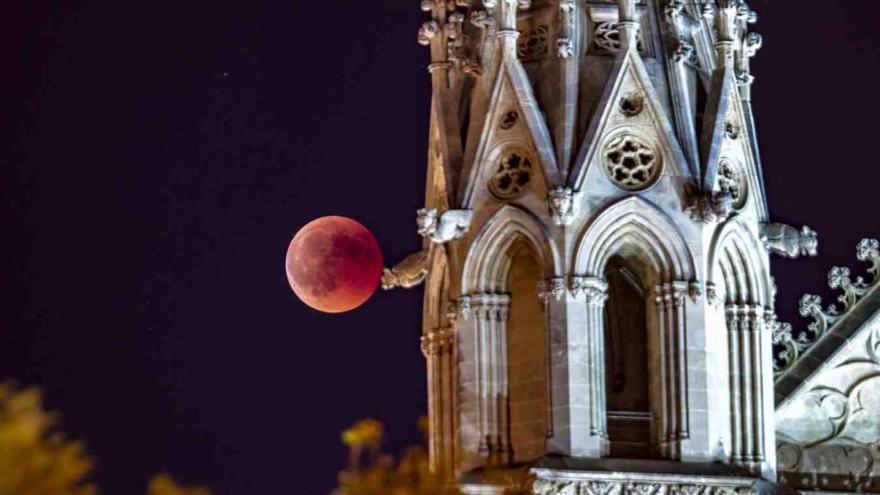 Der Blutmond erstrahlte zeitweise in leuchtendem Orange-Rot