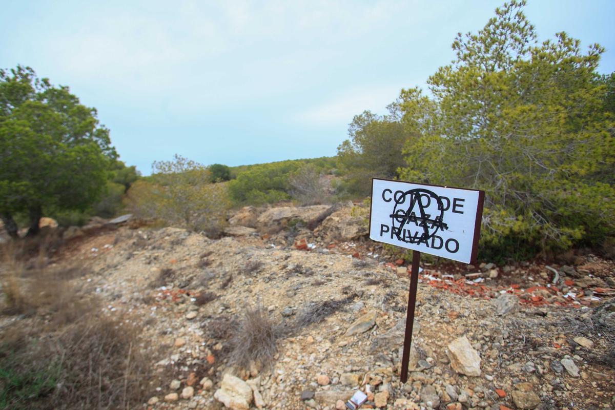 Un coto de caza con el cartel tachado