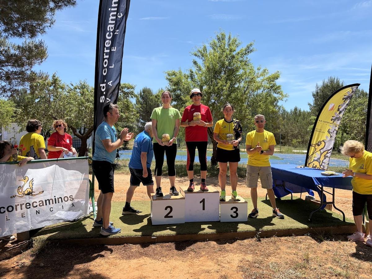 Una deportista del CAX Orientació en lo alto del podio en la carrera de Requena.