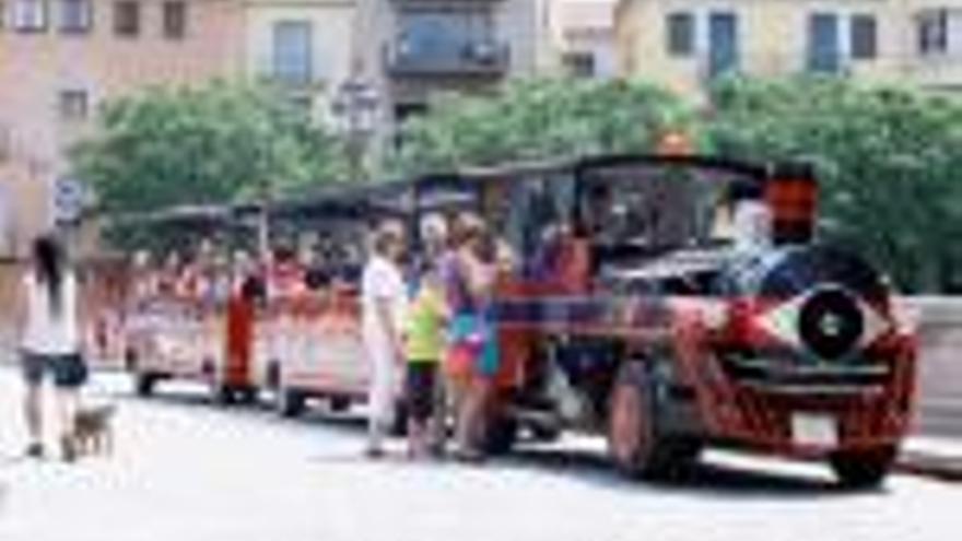 El tren turístic, agafant clients al pont de Pedra.