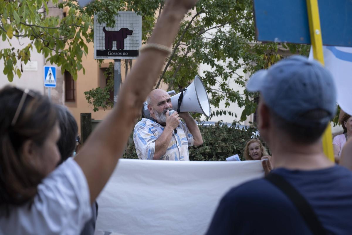 Imatges de la protesta en contra del projecte d'ampliació del polígon del Prat, el dia que s'ha suspès el ple municipal per un ciberatac