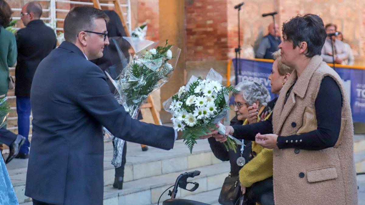 Cestos y centros de flores podrán ser contemplados en el patio de Poniente de la Arciprestal de La Inmaculada. En la imagen, Antonio Aniorte, presidente de la Asociación de Hijos de la Inmaculada recibe ramos de flores para la virgen de los participantes en la ofrenda