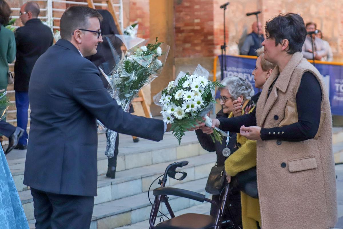 Cestos y centros de flores podrán ser contemplados en el patio de Poniente de la Arciprestal de La Inmaculada. En la imagen, Antonio Aniorte, presidente de la Asociación de Hijos de la Inmaculada recibe ramos de flores para la virgen de los participantes en la ofrenda