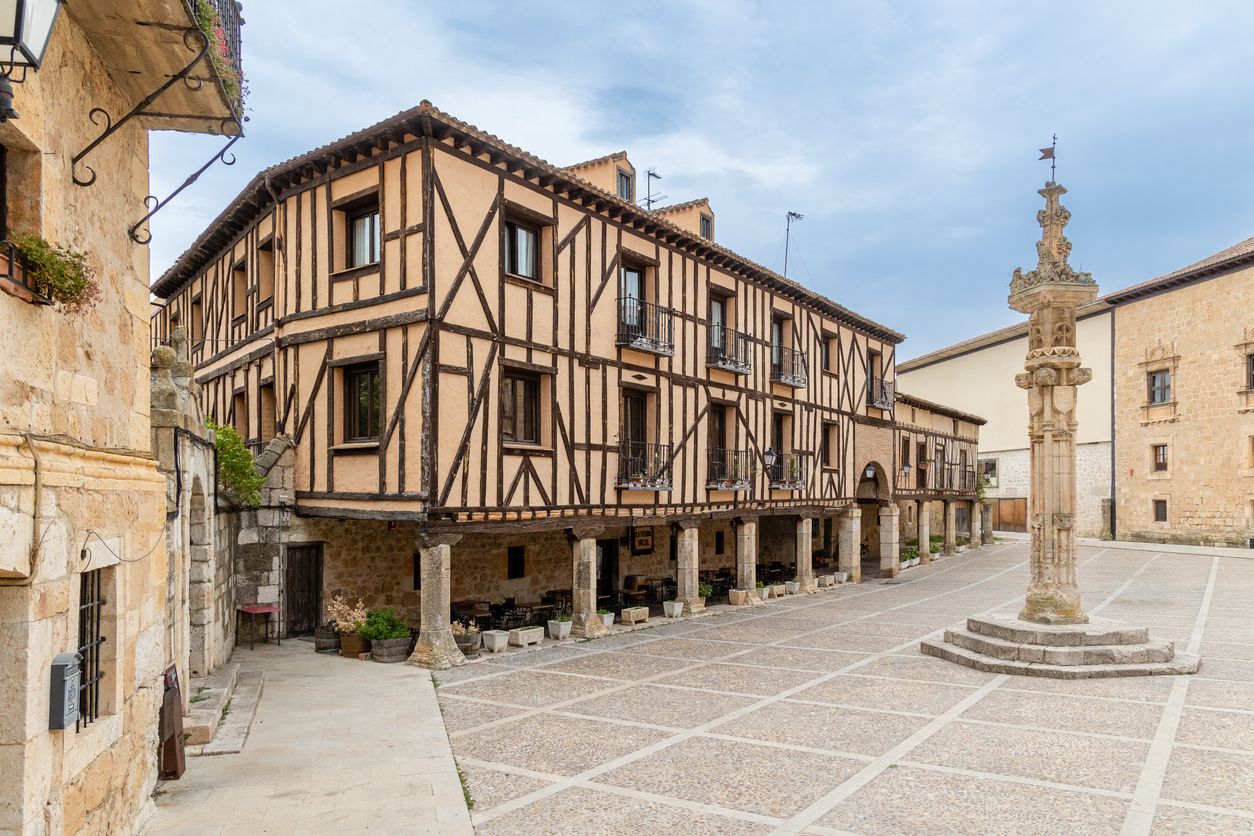 Vistas de la plaza mayor y del casco histórico medieval de la localidad burgalesa de Peñaranda de Duero.