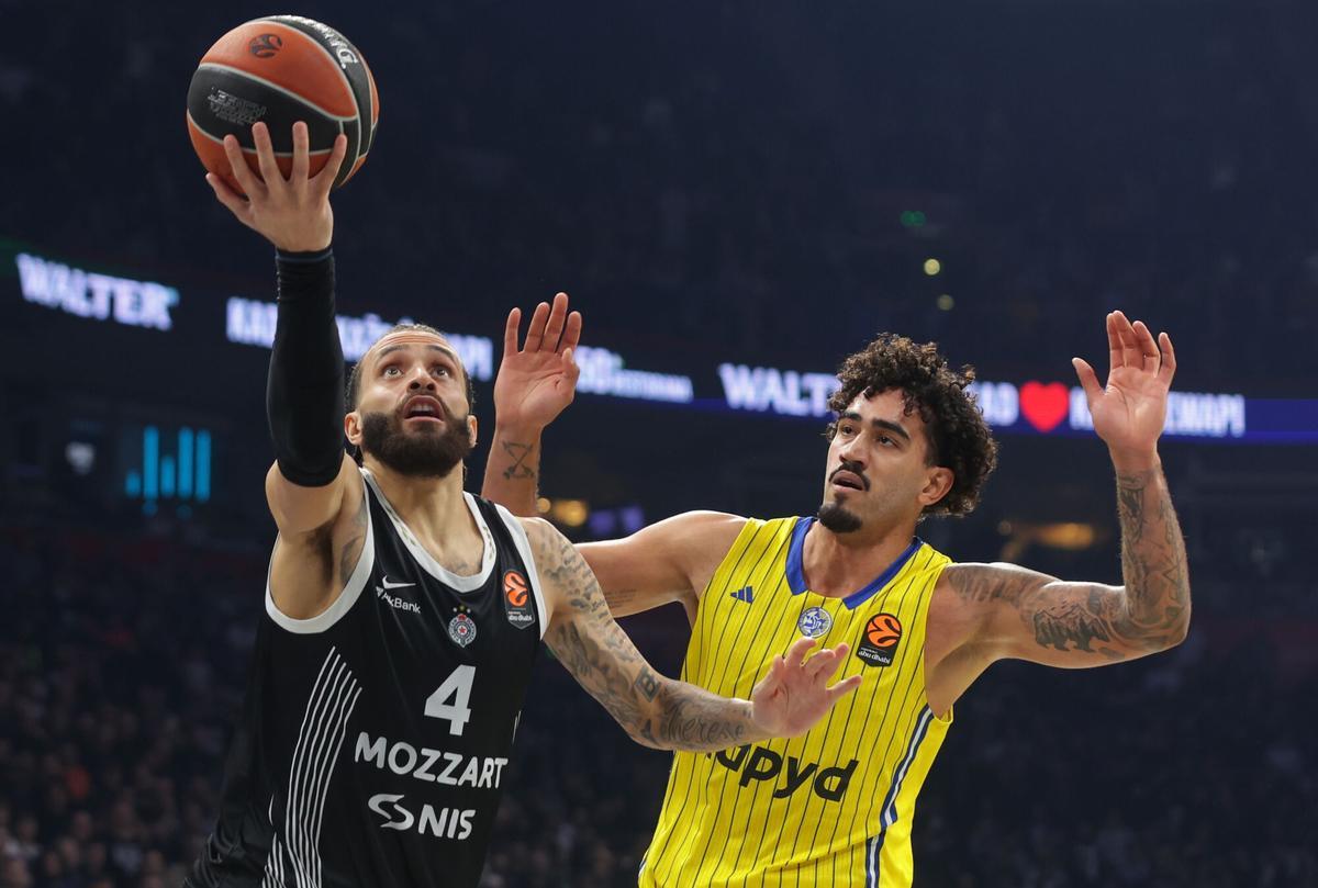 Sterling Brown topa ante la defensa de  O'Shae J. Brissett en el duelo entre el Partizan y el Maccabi.