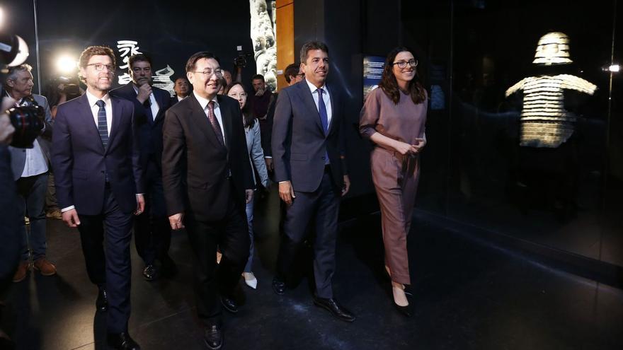 Una muestra única en el mundo
La exposición “Los Guerreros de Xi’an” inicia los actos para celebrar el Año Cultural y Turístico España-China. De izquierda a derecha, Marcos Martinón-Torres; el ministro de Cultura de China, Hu Heping; el presidente de la Diputación de Alicante, Carlos Mazón; y la vicepresidenta de la Generalitat valenciana, Aitana Mas.   | // JOAQUÍN P. REINA