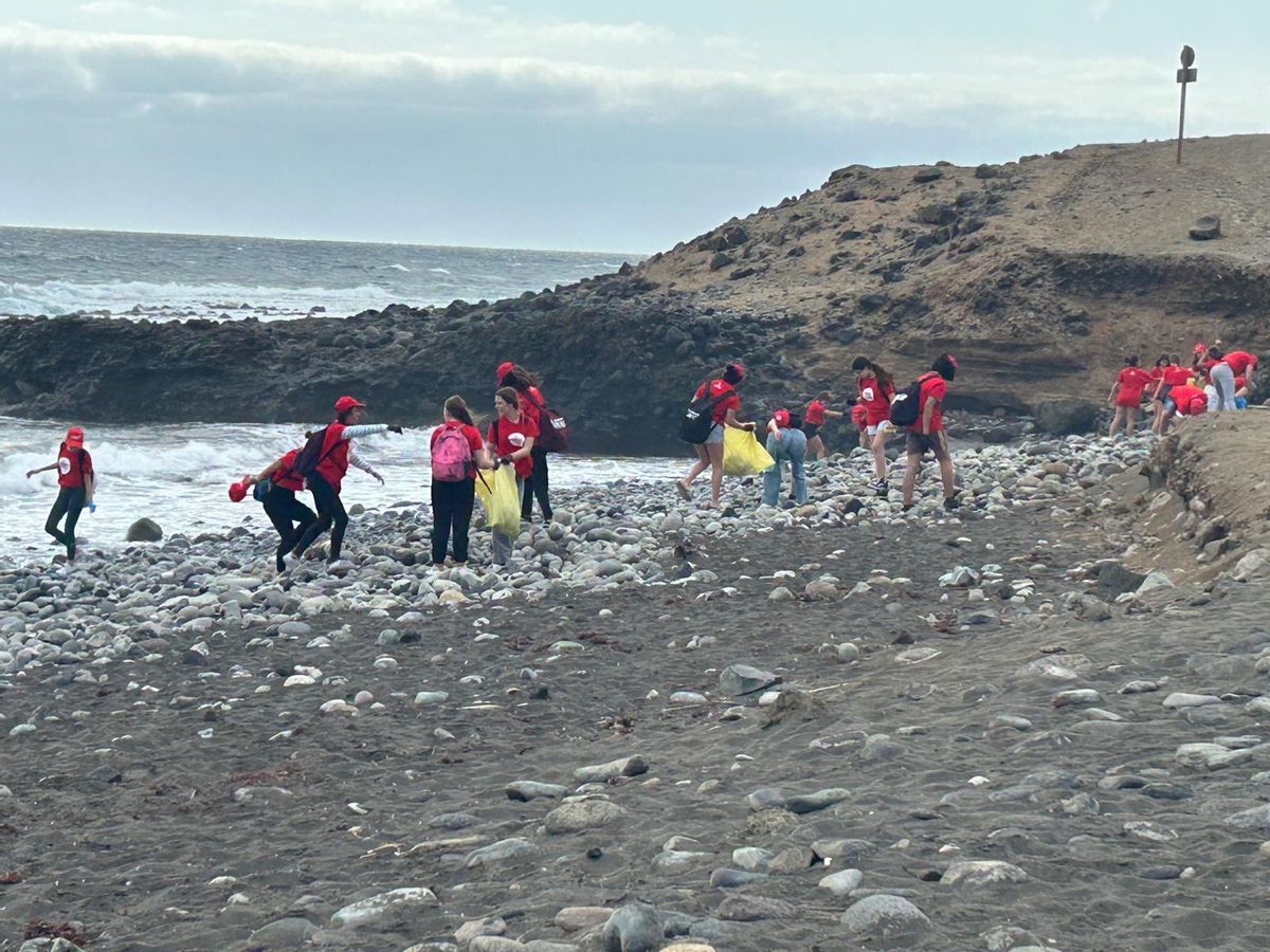 21 voluntarios estuvieron en la jornada de recogida de residuos en la playa de Bocabarranco (Telde)