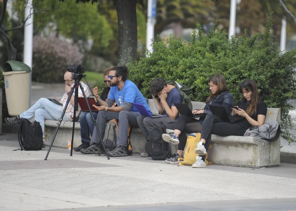 Un grupo de activistas se han desplazado en zódiacs a la instalación de almacenaje de carbón, conocida como ' Medusa', para impedir la entrada de carga por tren.