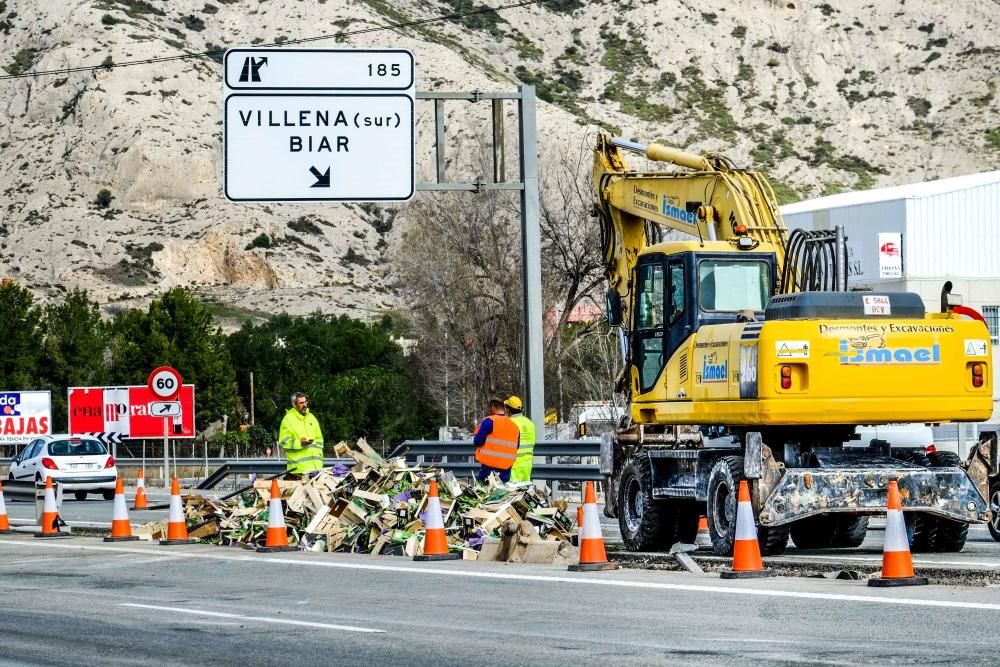 El vuelco de un camión lleno de bajocas corta la A