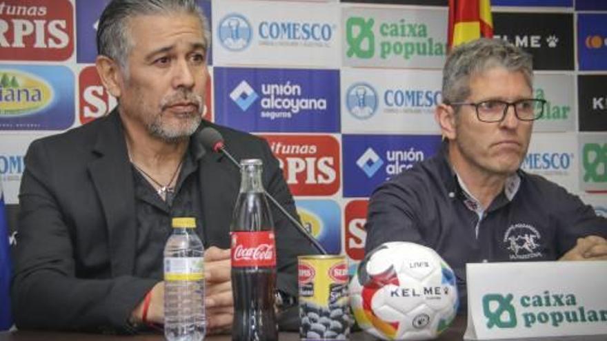 El nuevo técnico Mario Barrera y el presidente Juan Serrano.