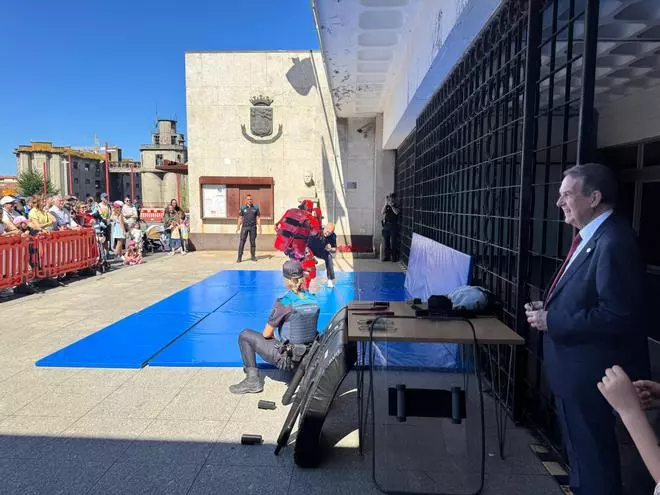 Sábado de visitas guiadas a las entrañas de la Policía Local de Vigo: emisora, sala de tráfico o armería