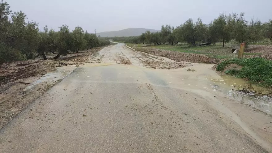 Casi una veintena de carreteras continúan cortadas por el temporal