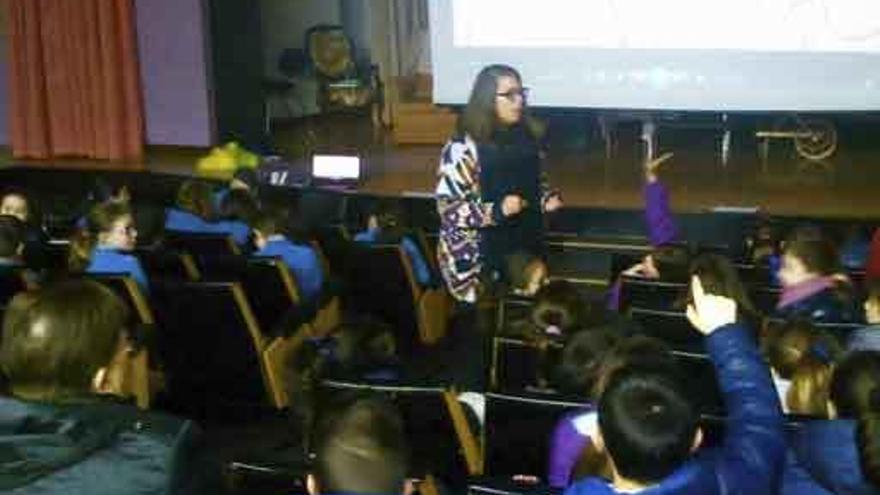 Un momento de la charla con alumnos del colegio Medalla Milagrosa.