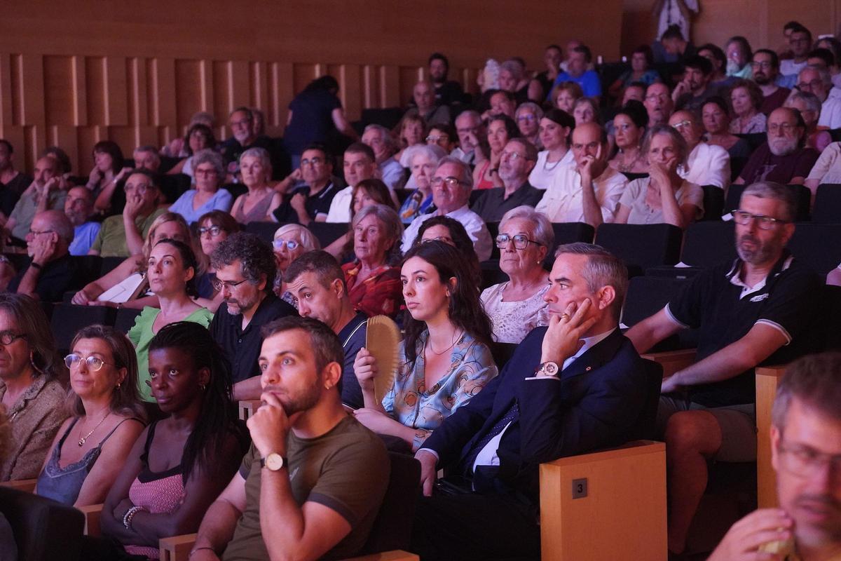 El públic aplagat a l'Auditori de Girona durant la conferència de l'alcalde, Lluc Salellas.