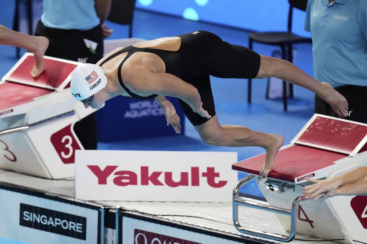 Katie Ledecky se lanza a la piscina en los 800 metros libres en el Mundial de Singapur.