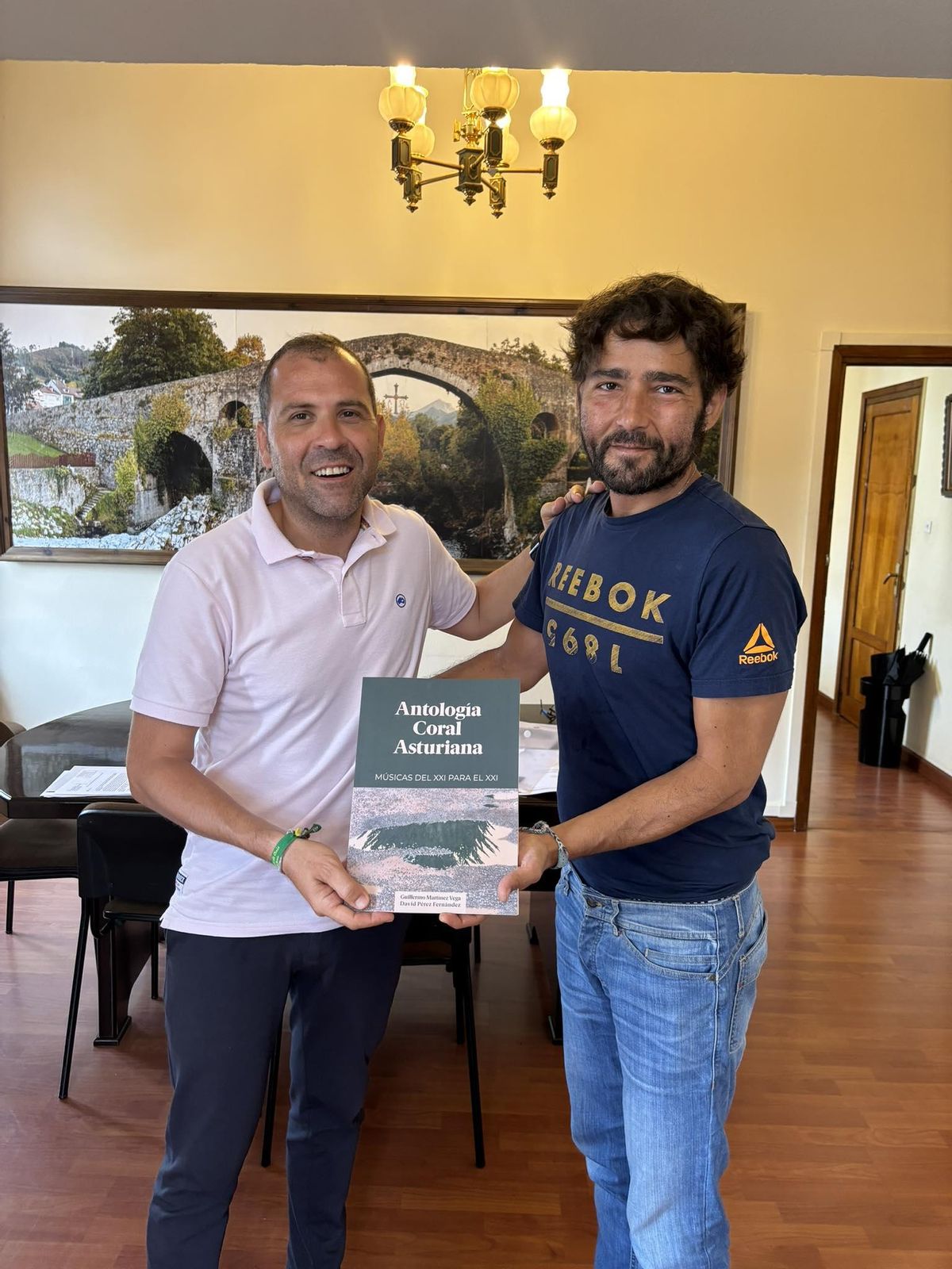 Guillermo Martínez Vega, junto al alcalde de Cangas de Onís José Manuel González Castro.